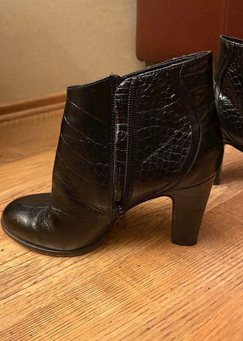 Siyah Deri Yılan Desenli Kadın Bot - Görsel 2