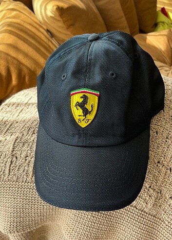 Lisanslı Ferrari store şapka Milano'dan alındı.