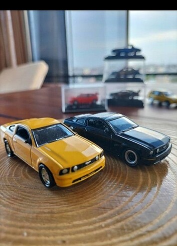 2 adet Ford Mustang 1.64 Johnny Lightning
