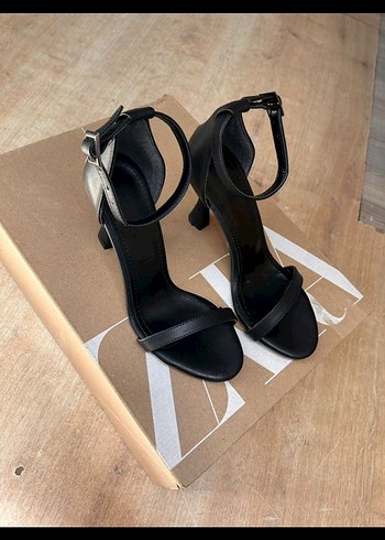 Siyah Tokalı İnce Topuklu Kadın Ayakkabı - Görsel 4