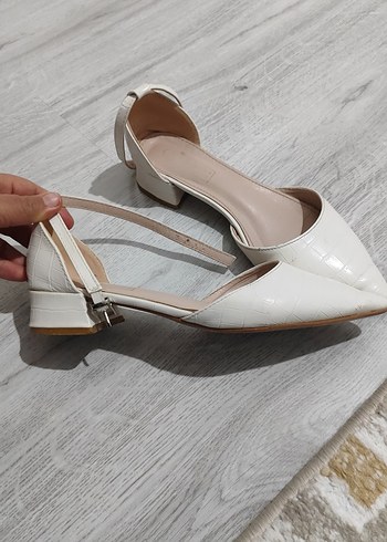 Beyaz Krokodil Desenli Tokalı Kadın Topuklu Ayakkabı - Görsel 2