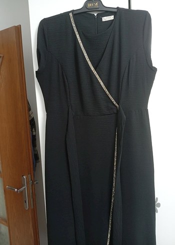 Siyah Nakışlı Kemerli Uzun Elbise - Görsel 3