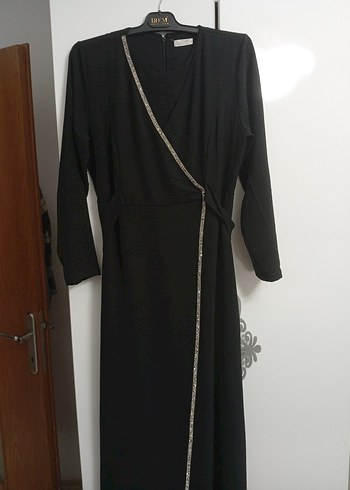 Siyah Nakışlı Kemerli Uzun Elbise - Görsel 7