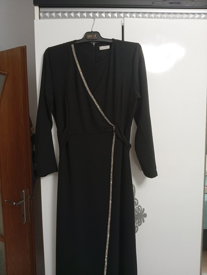 Siyah Nakışlı Kemerli Uzun Elbise - Görsel 5