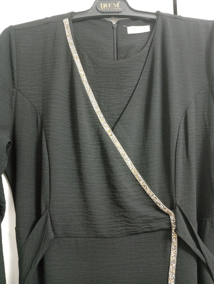 Siyah Nakışlı Kemerli Uzun Elbise - Görsel 4