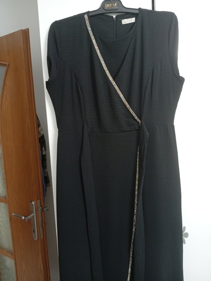 Siyah Nakışlı Kemerli Uzun Elbise - Görsel 3