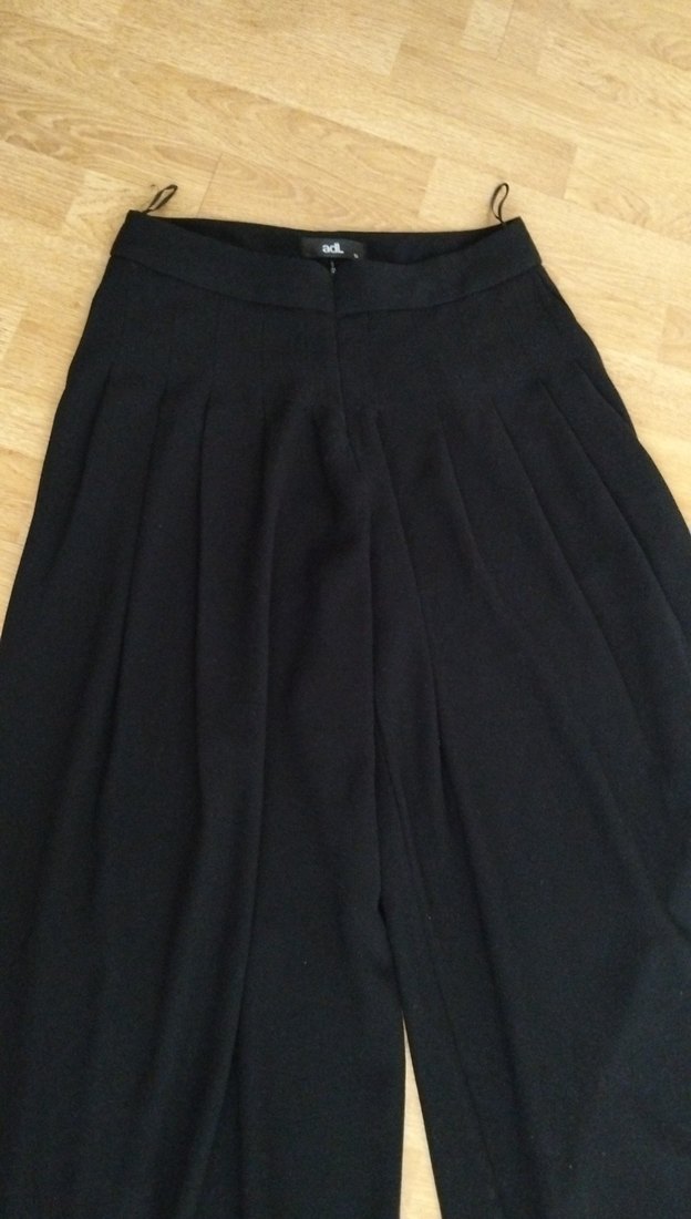 Adil Işık Siyah Pilili Kadın Kumaş Pantolon - Görsel 3