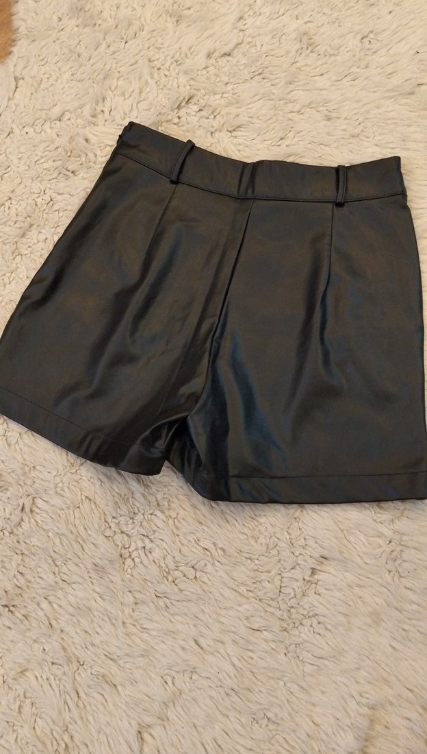 Kadın Siyah Deri Mini Şort - Görsel 2