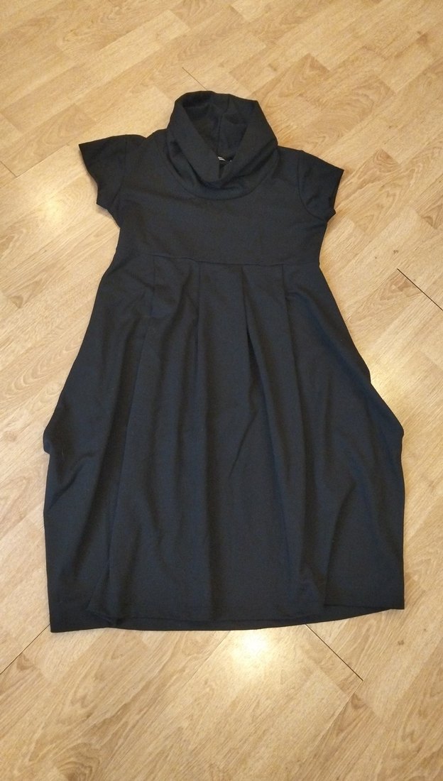 Siyah Midi Dökümlü Yüksek Yaka Balon Elbise - Görsel 2