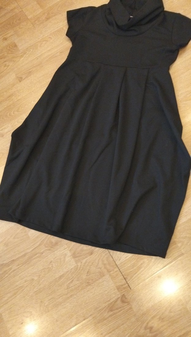 Siyah Midi Dökümlü Yüksek Yaka Balon Elbise - Görsel 4