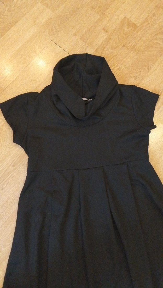 Siyah Midi Dökümlü Yüksek Yaka Balon Elbise - Görsel 3