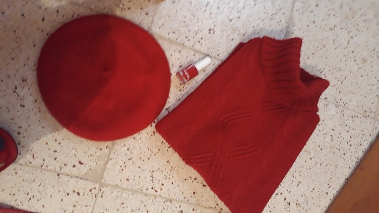 Zara kırmızı kazak şapka 