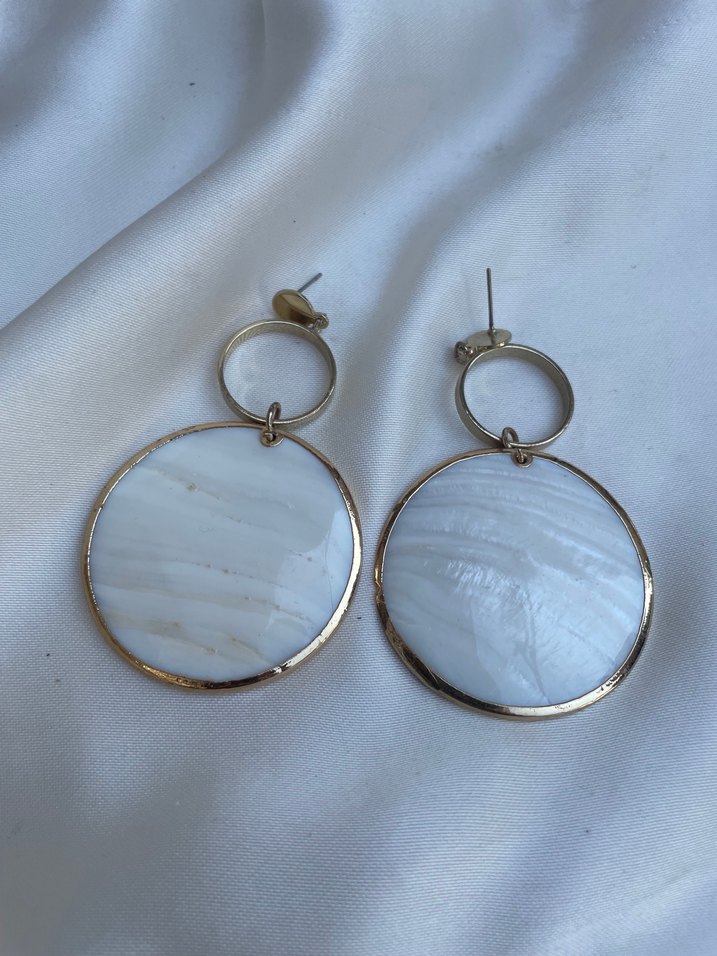 Zincir Detaylı Beyaz Midi Küpe - Görsel 2