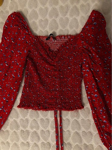 cicekli kirmizi crop bluz