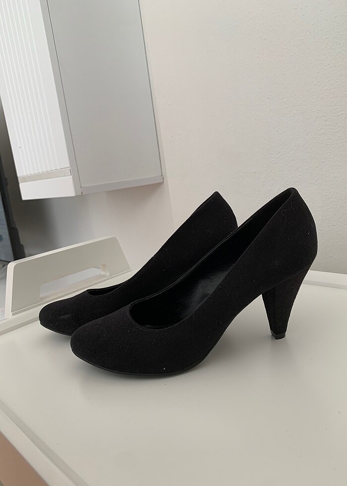 Siyah süet topuklu ayakkabı - Görsel 2