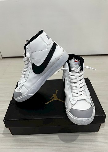 Nike Jordan Beyaz Siyah Retro Sneaker