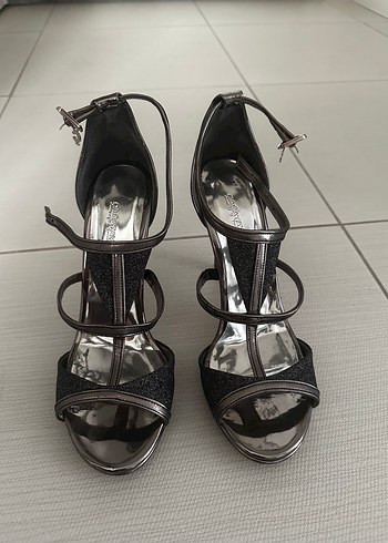 Gri Desenli Tokalı Stiletto Topuklu Ayakkabı