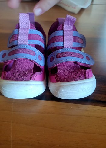 19 Beden Cırt Cırtlı Kız Çocuk Spor sandalet