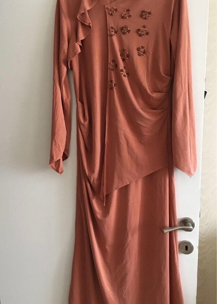 boncuk detaylı fırfırlı uzun elbise - Görsel 4