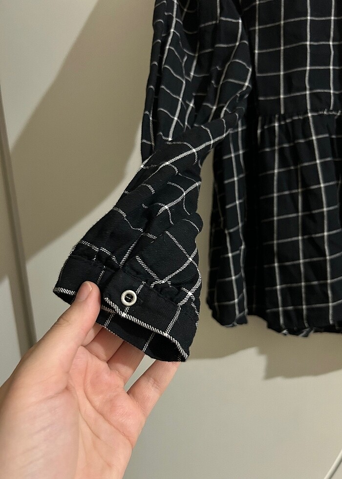 Siyah kareli düğmesiz bluz - Görsel 3