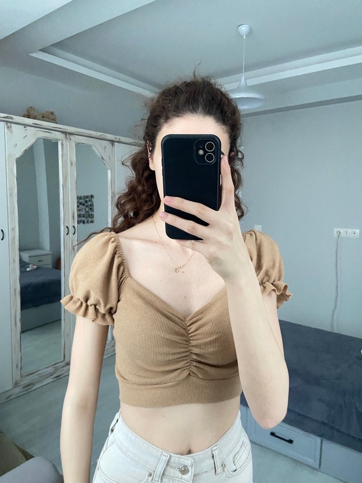 Bej V Yaka Crop Top Kadın Tişört - Görsel 2