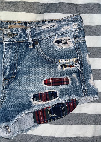 Pull and Bear Pull&Bear Ekose Cep Detaylı Yırtık Mini Kot Şort