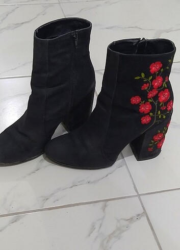 Deichmann Siyah Çiçekli bot