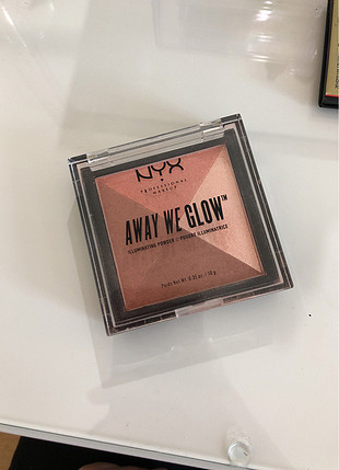 NYX AWAY WE GLOW ILLUMINATING POWDER