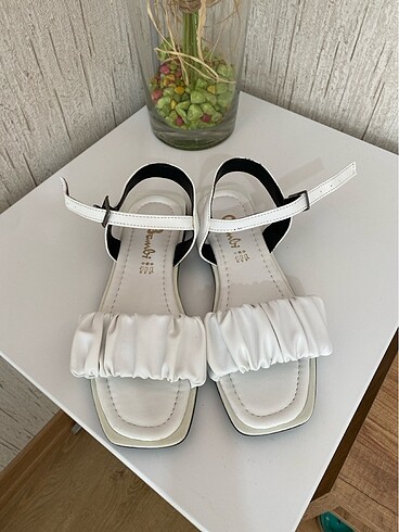 Beyaz yazlık sandalet