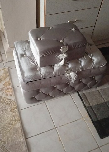 Gri kadife ve boncuk detaylı sandık
