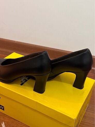 Kadın deri topuklu siyah ayakkabı - Görsel 5