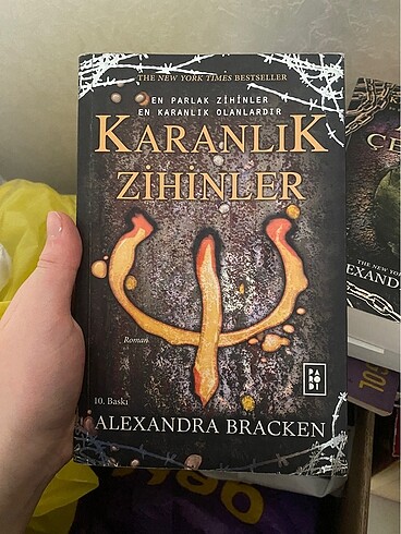 Karanlık zihinler yazarı;alexandra bracken