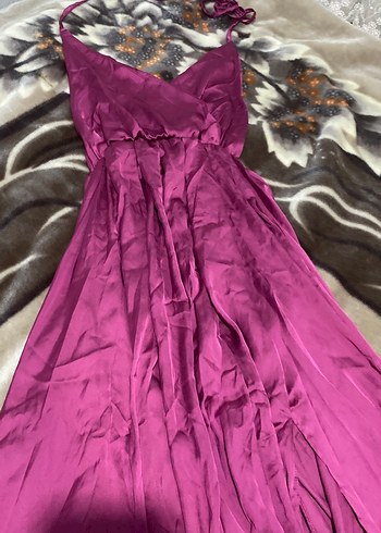 pembe saten yırtmaçlı elbise