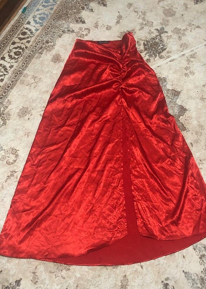 Saten drapeli yırtmaçlı etek - Görsel 2