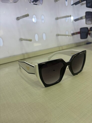 Siyah beyaz Prada güneş gözlüğü