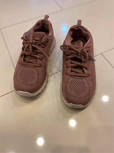 38,5 Beden Skechers Marka 38.5 numara