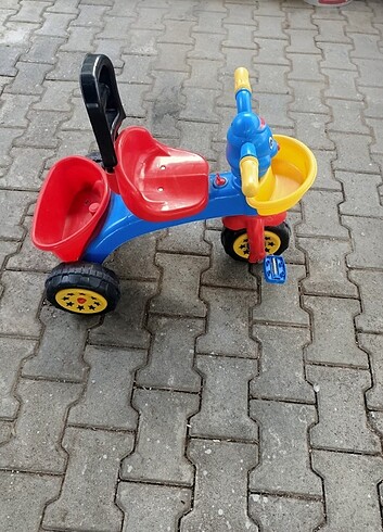 Üç tekerlekli çocuk bisikleti 
