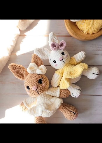 Sarı Elbise ve Fiyonklu Beyaz Tavşan Peluş Oyuncak - Görsel 2