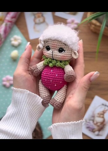 Pastel Renkli Örgü Bebek Sepeti ve Oyuncaklar - Görsel 2