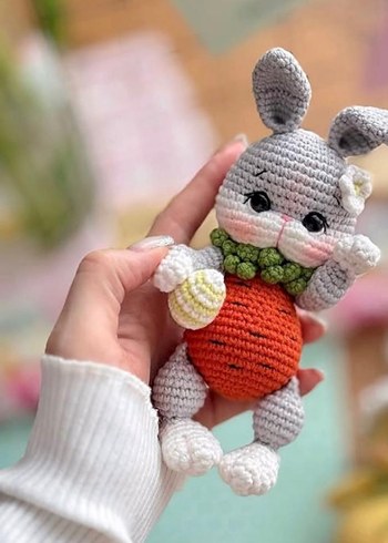 Pastel Renkli Örgü Bebek Sepeti ve Oyuncaklar - Görsel 4