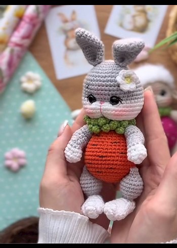 Pastel Renkli Örgü Bebek Sepeti ve Oyuncaklar - Görsel 3