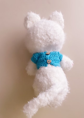 Mavi Kazaklı Beyaz Peluş Kedi Oyuncak - Görsel 2