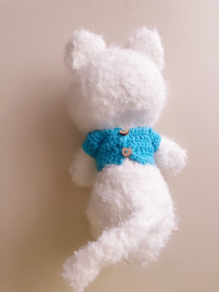 Mavi Kazaklı Beyaz Peluş Kedi Oyuncak - Görsel 2