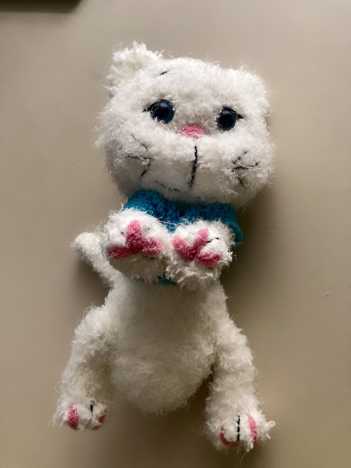 Mavi Kazaklı Beyaz Peluş Kedi Oyuncak - Görsel 3