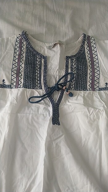 Zara Beyaz mavi işlemeli kısa kollu bluz
