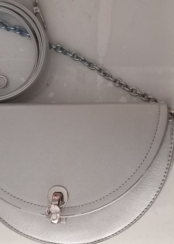 Ekol Zincir Detaylı Gümüş Deri Kadın Çanta