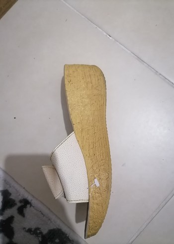 Tokalı Beyaz Kadın Dolgu Topuk Terlik - Görsel 3