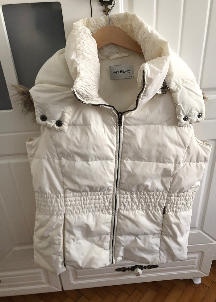 PARK BRAVO SIFIR GİBİ ŞİŞME YELEK. 36 BEDEN BEYAZ. YAKASI KÜRKLÜ - Görsel 3