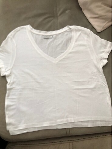 BERSHKA BEYAZ KISA SIFIR TİŞÖRT. İKİ KOLTUK ARASI 41 CM, BOY 4