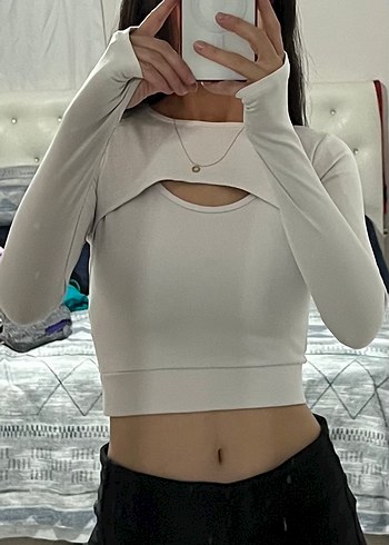 Beyaz Uzun Kollu, Parmak Geçirmeli, Göğüs Detaylı Spor Crop Top - Görsel 2